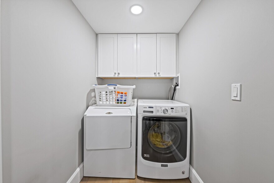 More Photos Of 88 Windsor Ave, Mineola Warehouse For Sale