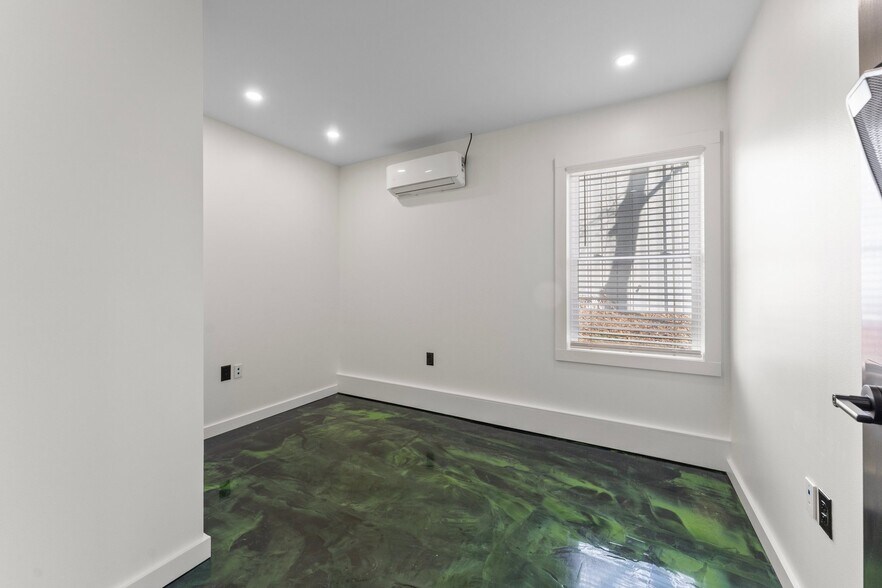 More Photos Of 2988 George Washington Memorial Hwy, Hayes Office For Sale