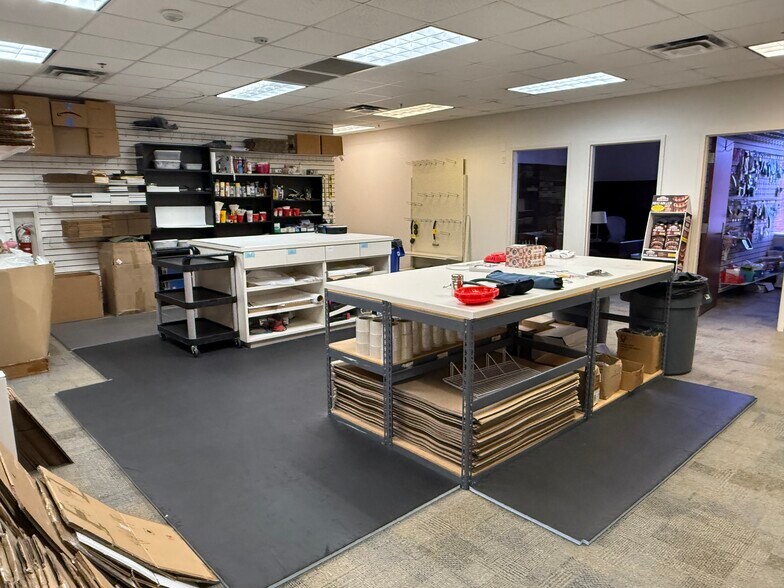 More Photos Of 4393 Sunbelt Dr, Addison Flex For Lease