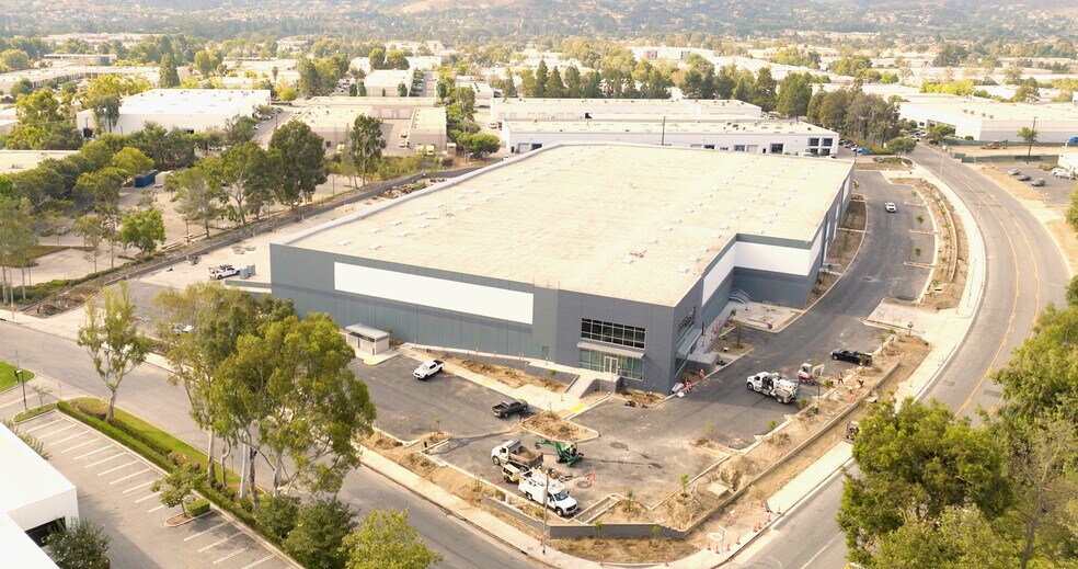 More Photos Of 1300 Lawrence, Thousand Oaks Manufacturing For Lease