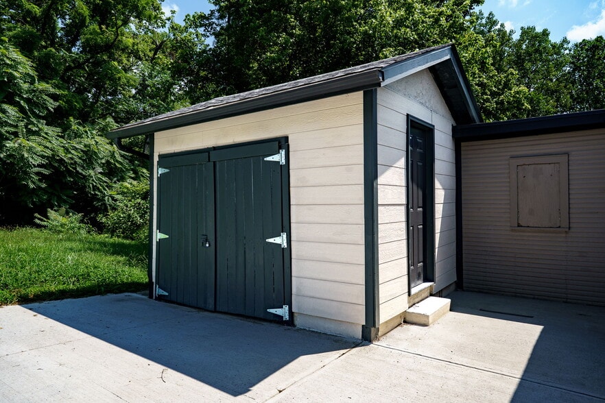 More Photos Of 520 N Broadway St, Lebanon Showroom For Sale