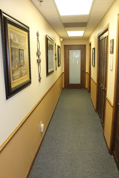 More Photos Of 421-425 Williamsburg Dr, Geneva Medical For Lease