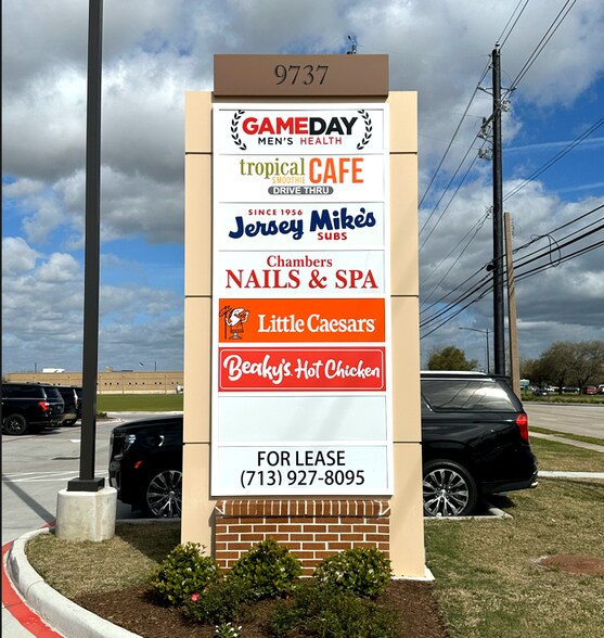 More Photos Of 9737 Eagle Dr, Mont Belvieu Storefront For Sale