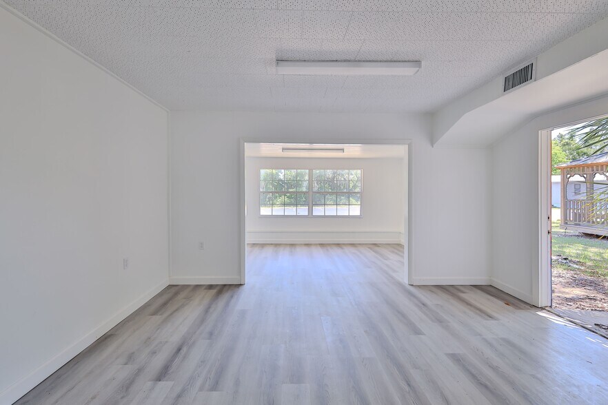 More Photos Of 601 S Us-41, Inverness Medical For Sale