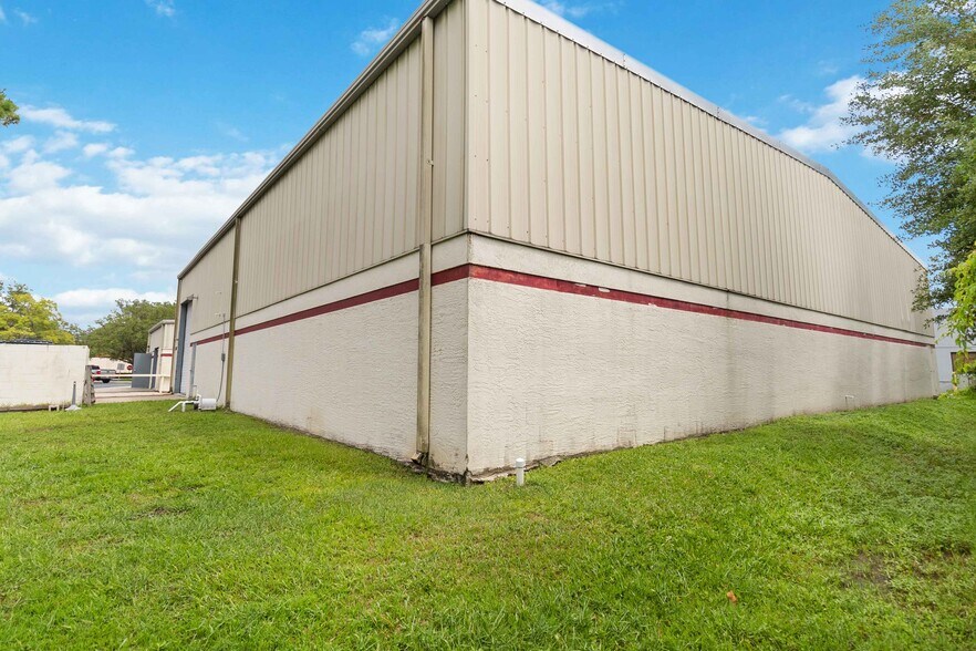 More Photos Of 1076 Florida Central Pky, Longwood Warehouse For Lease