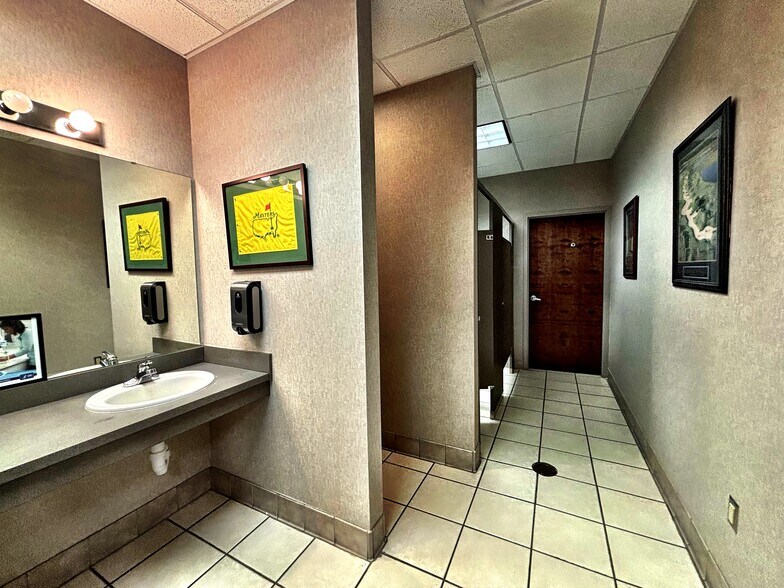 More Photos Of 6400 Peake Rd, Macon-Bibb Office For Sale