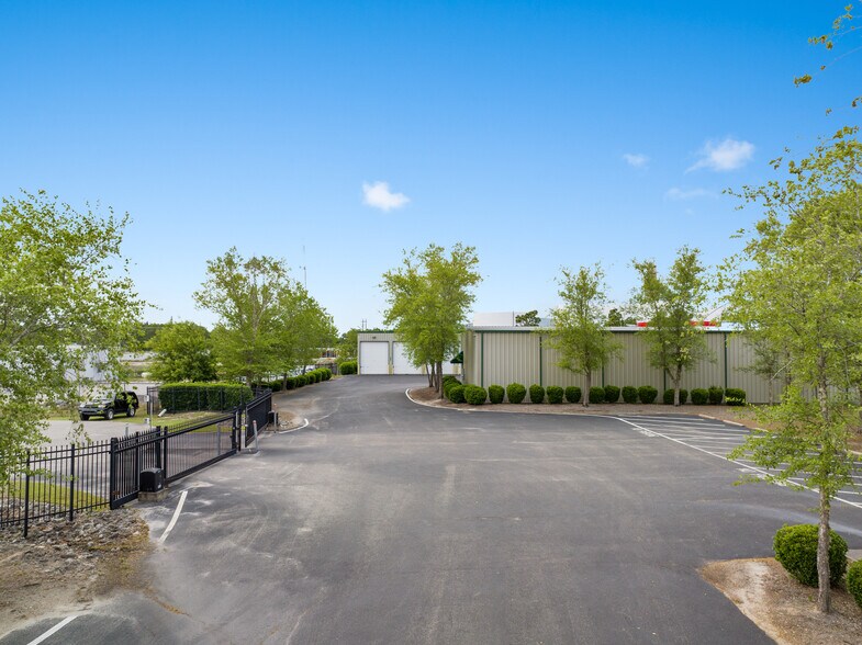 More Photos Of 202 Transcom Ct, Wilmington Self Storage For Lease