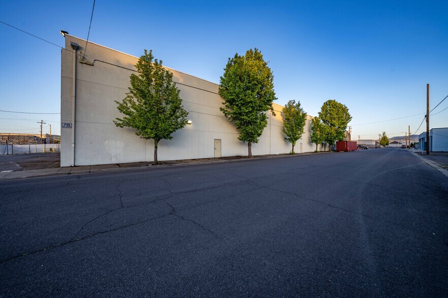 More Photos Of 715 S Grape St, Medford Warehouse For Sale