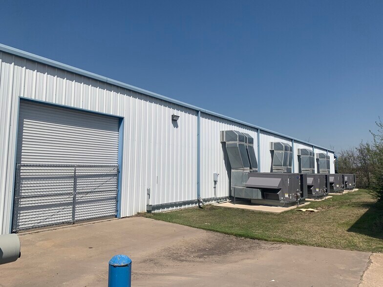 More Photos Of 919 W Mayfield Rd, Arlington Warehouse For Lease