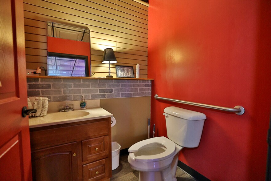 More Photos Of 1103 E Acton Ave, Wood River General Retail For Sale