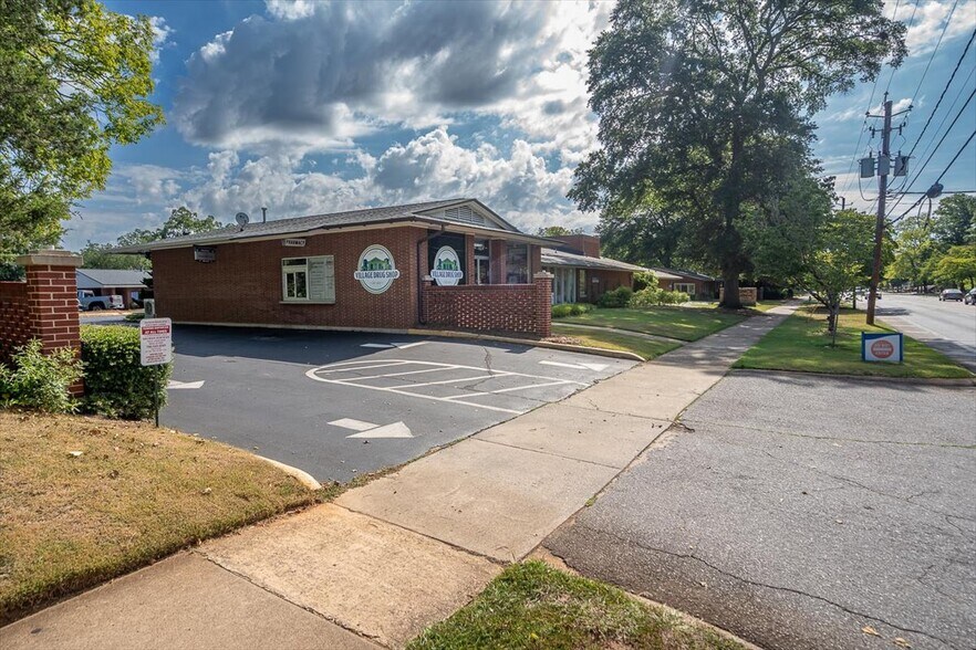 More Photos Of 740 Prince Ave, Athens Unknown For Lease