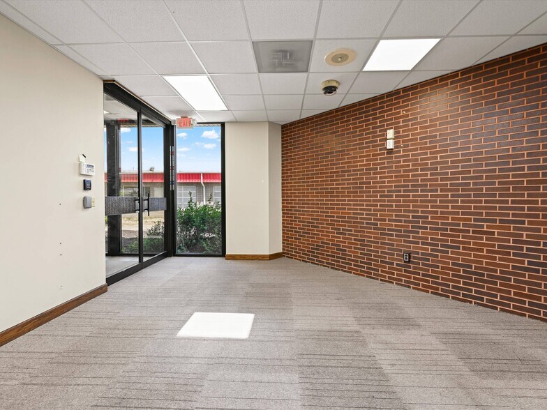 More Photos Of 1805 John F Kennedy Rd, Dubuque Freestanding For Sale