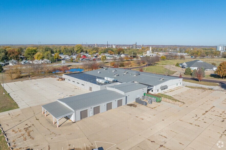 More Photos Of 200 Enterprise Dr, Pekin Light Distribution For Lease