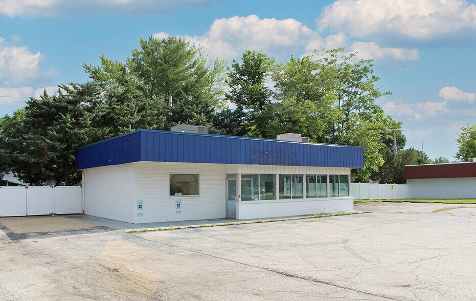 Primary Photo Of 10226 Lincoln Trl, Fairview Heights Freestanding For Sale