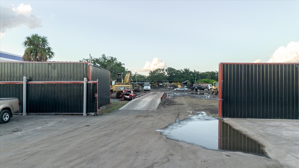 Primary Photo Of 5404 24th Ave S, Tampa Auto Salvage Facility For Sale