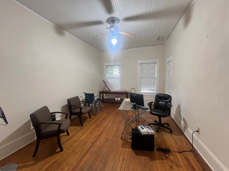 More Photos Of 512 Sunset Ave, Clinton Office For Sale