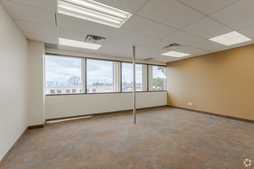 More Photos Of 700 Dorval Dr, Oakville Unknown For Lease