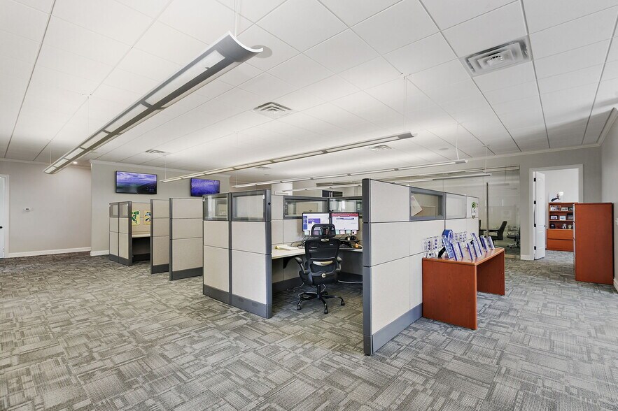 More Photos Of 220 Garden St, Yorkville Office For Sale