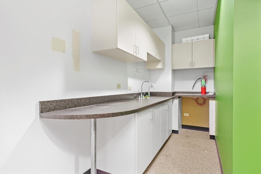 More Photos Of 211 W Wacker Dr, Chicago Office For Sale