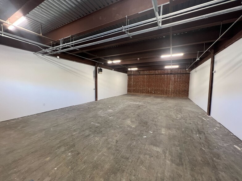 More Photos Of 533 N Park Ave, Burlington Warehouse For Lease