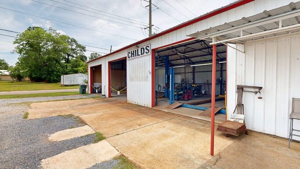 Primary Photo Of 716 S Main St, Enterprise Auto Repair For Sale