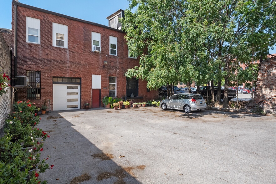 More Photos Of 2007-2009 Locust St, Saint Louis Storefront Retail Residential For Lease