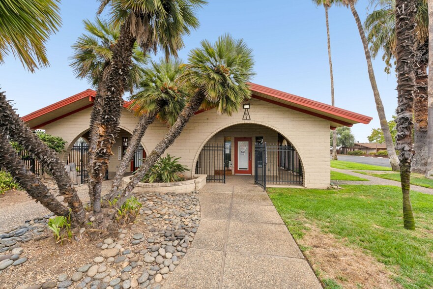 Primary Photo Of 751 Oro Dam Blvd E, Oroville Veterinarian Kennel For Sale
