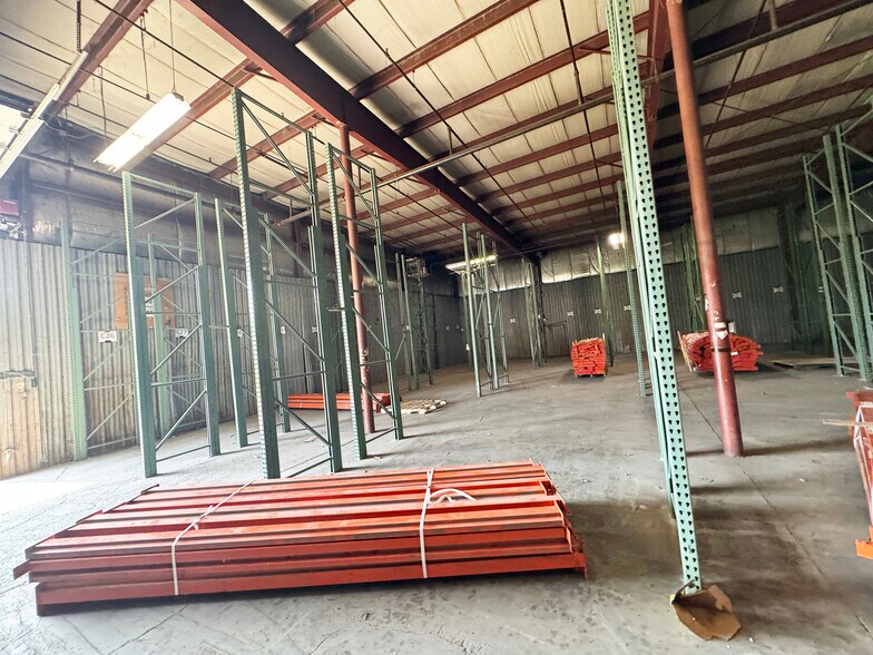 More Photos Of 14 Kraft Ave, Albany Warehouse For Lease