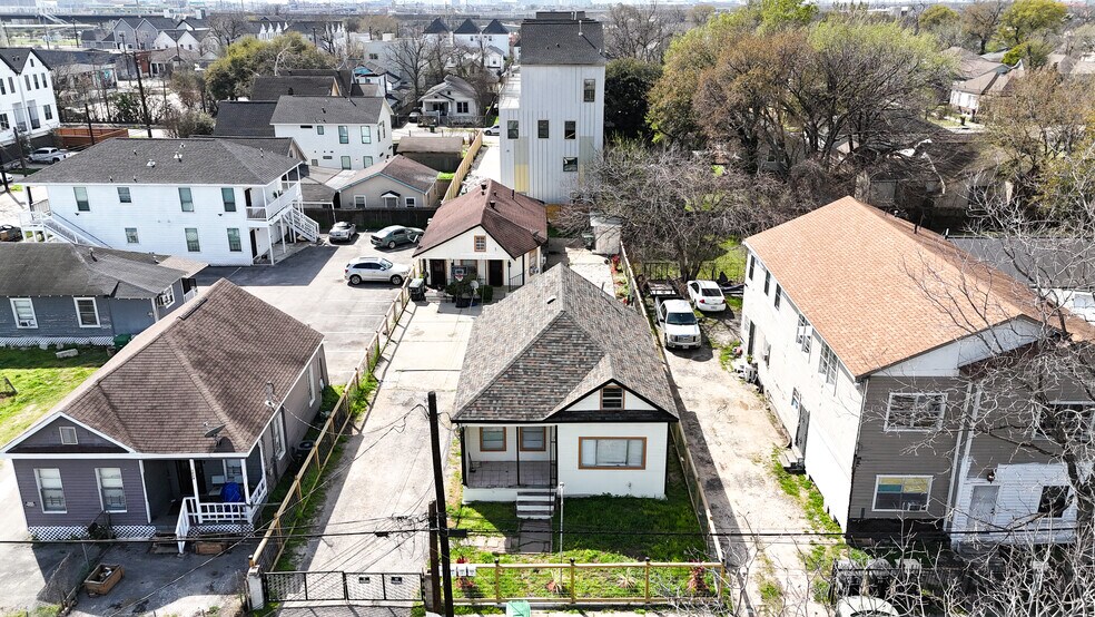 More Photos Of 1611 Common St, Houston Apartments For Sale