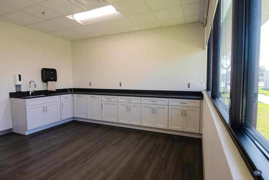 More Photos Of 154 Wickham Rd, Melbourne Office For Lease