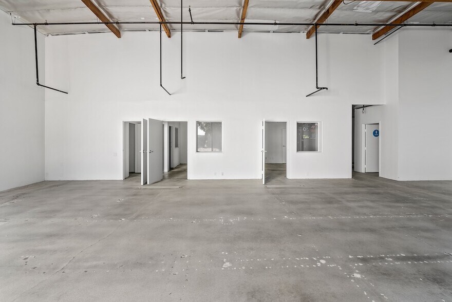 More Photos Of 8950-8954 Lurline Ave, Chatsworth Light Manufacturing For Lease