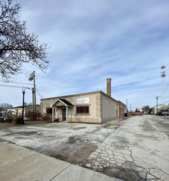 More Photos Of 703 Childs St, Wheaton Veterinarian Kennel For Lease