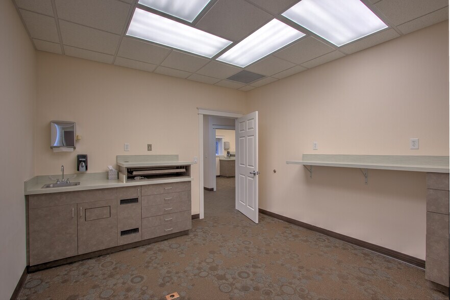 More Photos Of 244 Main St S, Cambridge Storefront Retail Office For Lease