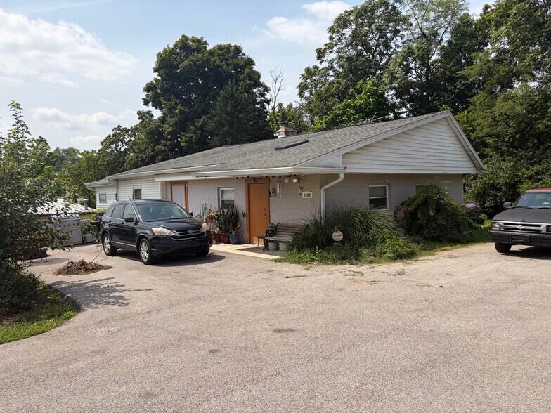 More Photos Of 1030 W 17th St, Bloomington Flex For Sale
