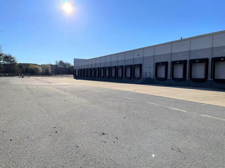 More Photos Of 6348 Burnt Poplar Rd, Greensboro Warehouse For Lease