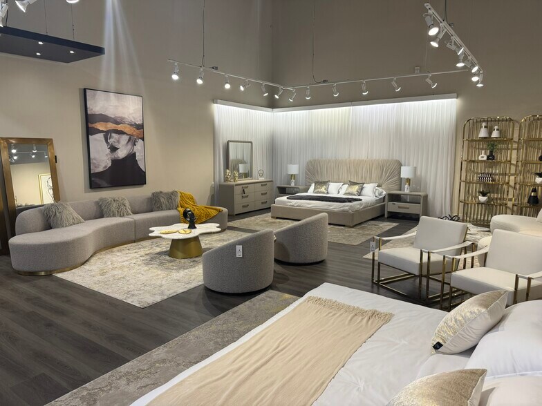 More Photos Of 7071 Southwest Fwy, Houston Showroom For Sale