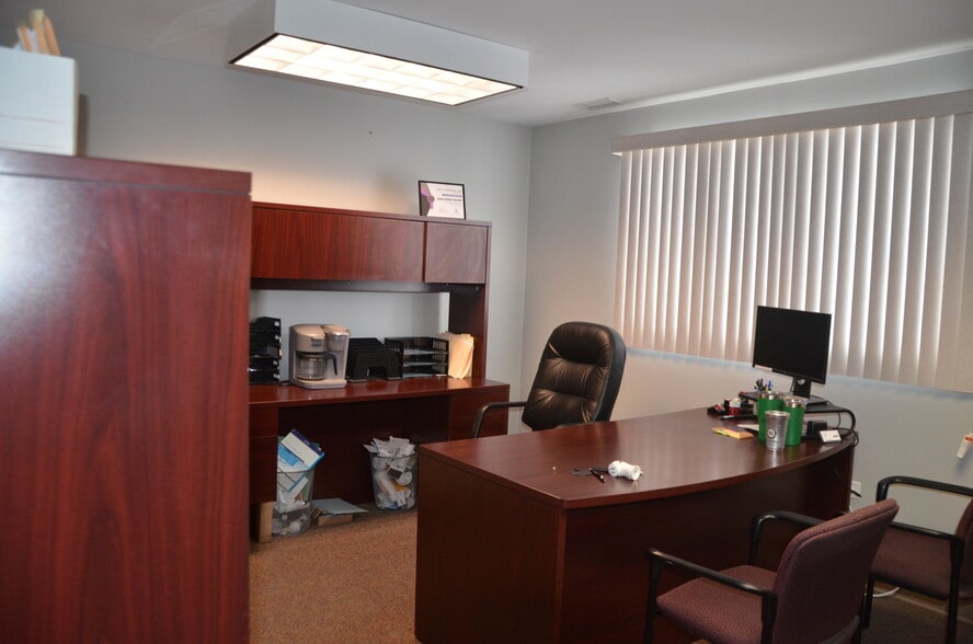 More Photos Of 718 N Bridge St, Yorkville Office For Lease