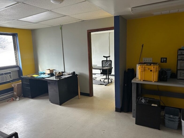 More Photos Of 455-457 S Dartmoor Dr, Crystal Lk, Crystal Lake Warehouse For Sale