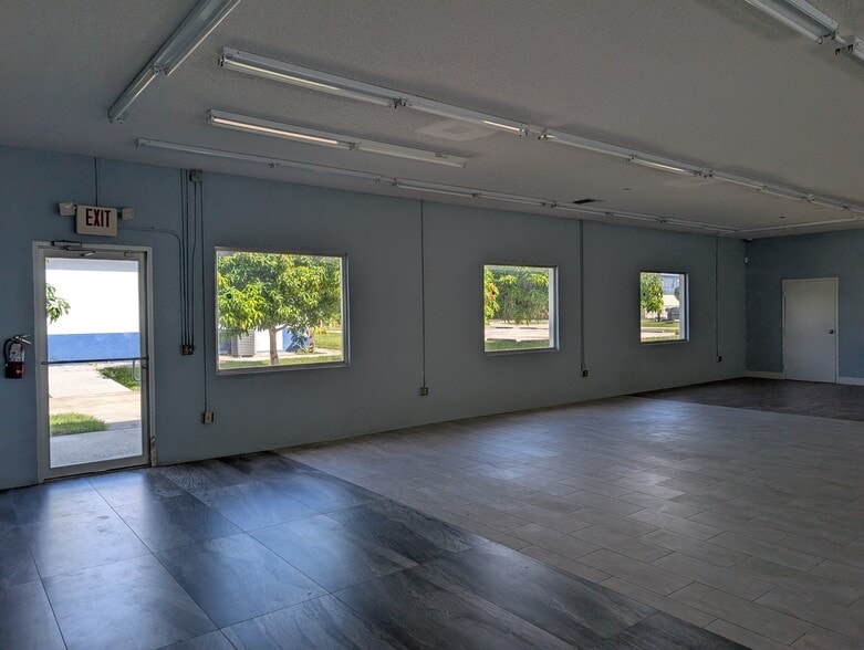 More Photos Of 5060 Industry Dr, Melbourne Manufacturing For Lease