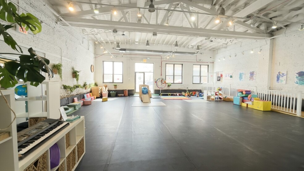 More Photos Of 2214 N Elston Ave, Chicago General Retail For Lease