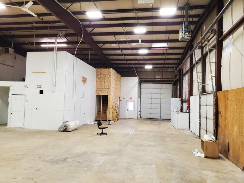 More Photos Of 440 Industrial Dr, Naperville Warehouse For Lease