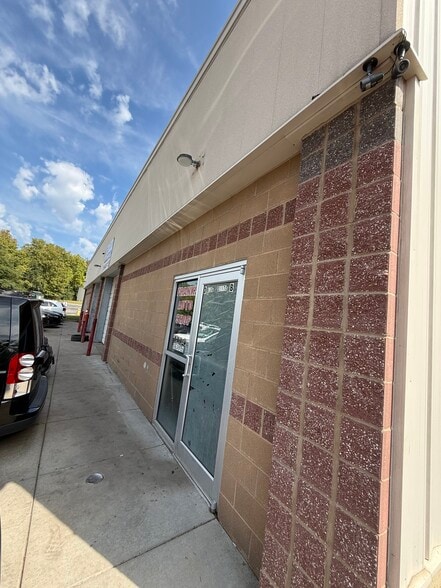 More Photos Of 1114 Southview Dr, Liberty Industrial For Sale