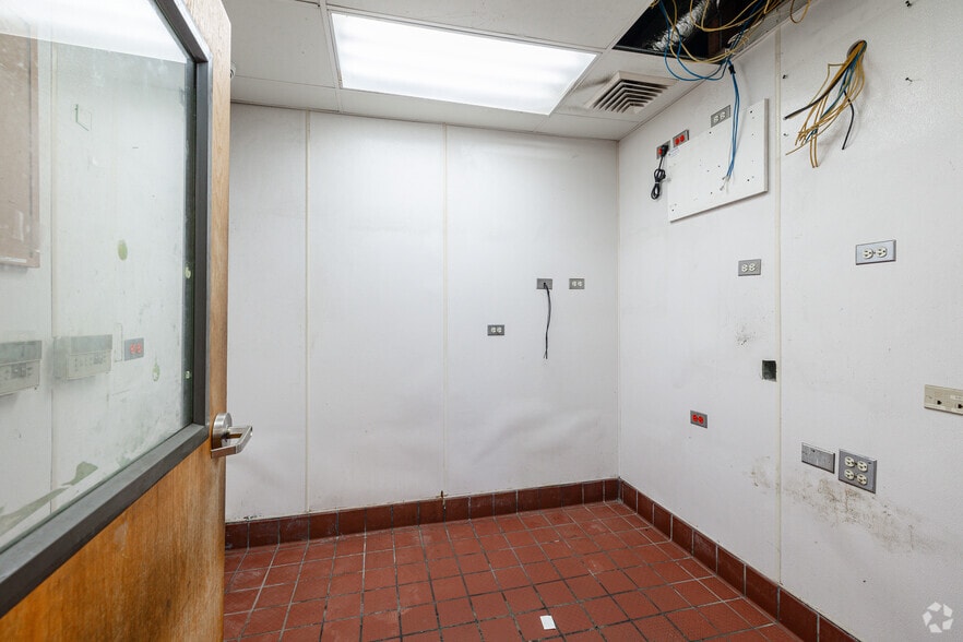 More Photos Of 1914 W 79th St, Chicago Freestanding For Sale