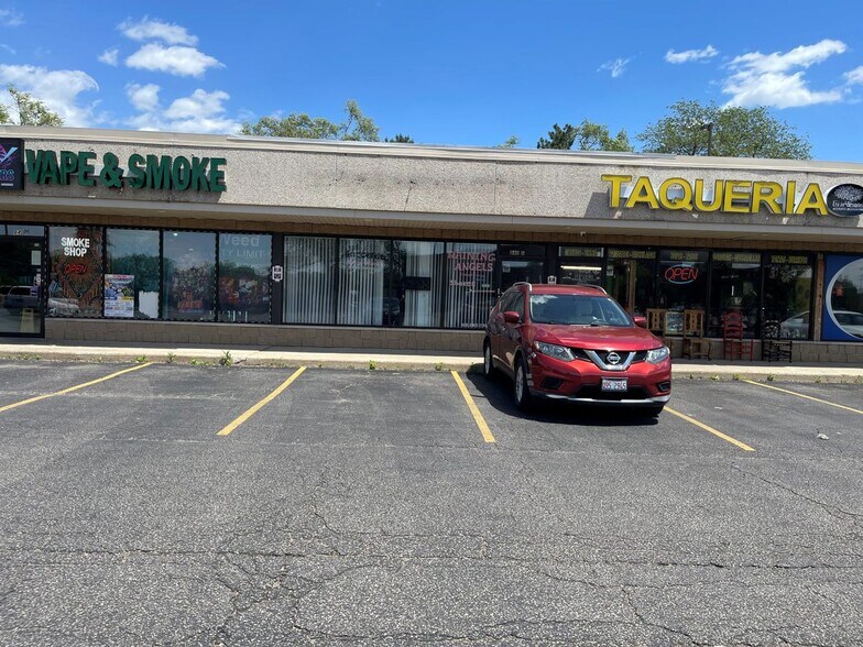 More Photos Of 840 Summit St, Elgin Storefront For Lease