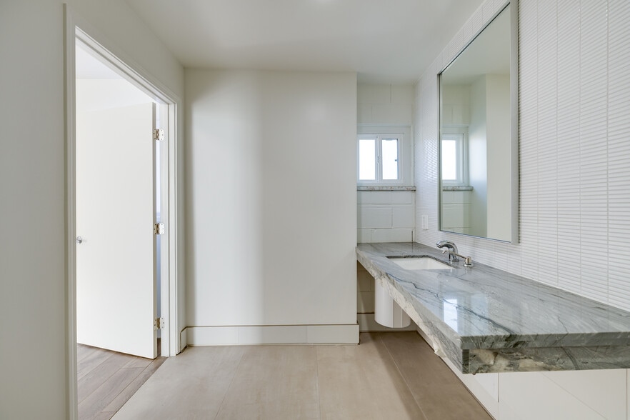 More Photos Of 2550 Wyandotte St, Mountain View Warehouse For Lease