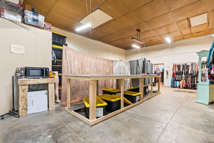 More Photos Of 104 W Elm St, Hillsboro Storefront Retail Office For Lease