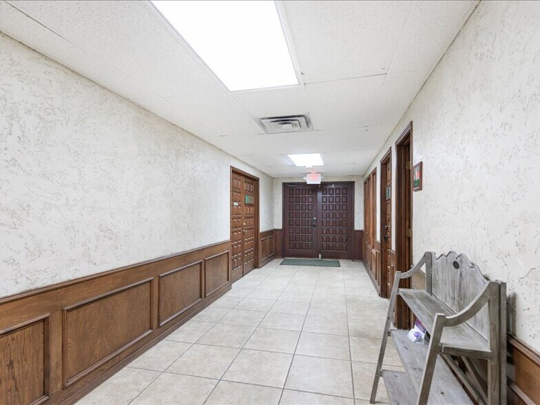 More Photos Of 2020 W Northwest Hwy, Grapevine Office For Lease