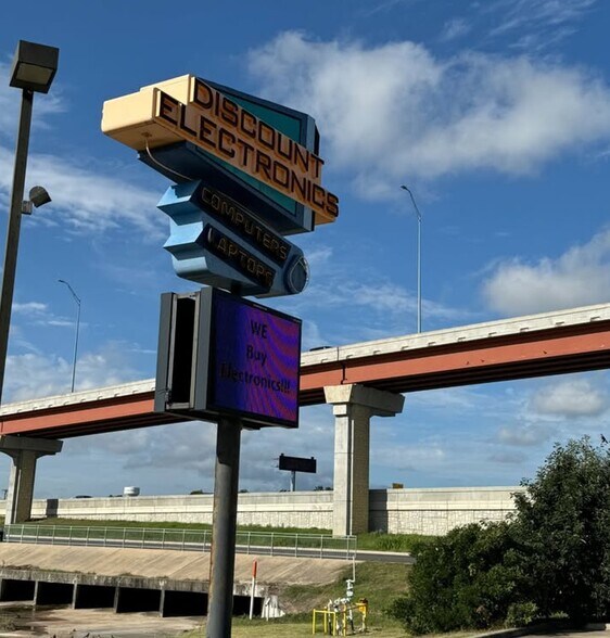 Primary Photo Of 1001 S Interstate 35, Round Rock General Retail For Lease