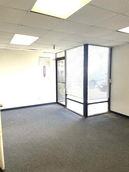 More Photos Of 260 E Dyer Rd, Santa Ana Light Manufacturing For Lease