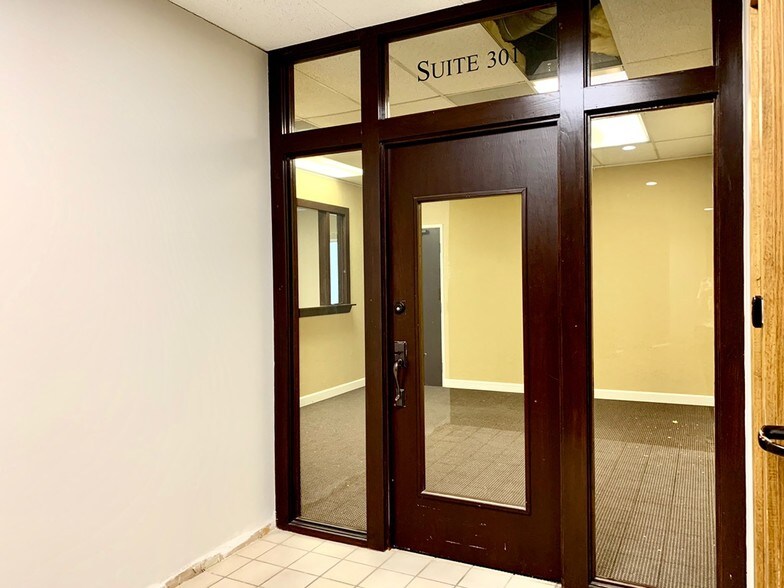 More Photos Of 1800 Teague Dr, Sherman Office For Lease